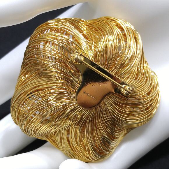 Monet Wire Wrapped Rhinestone Flower Brooch, Gold Plated, 1980s Vintage Jewelry - Picture 4 of 10